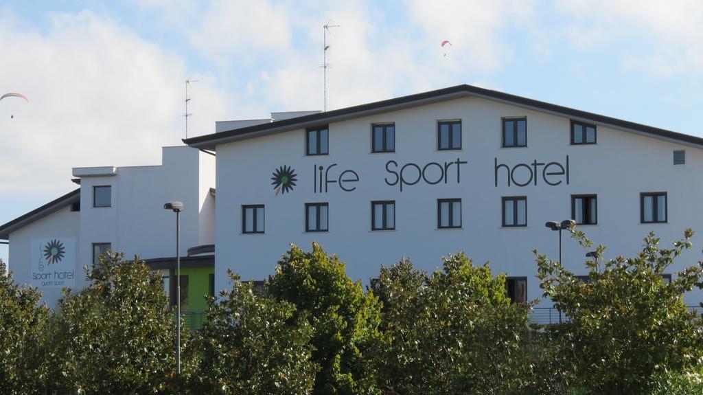Life Sport Hotel Mentana Exteriör bild